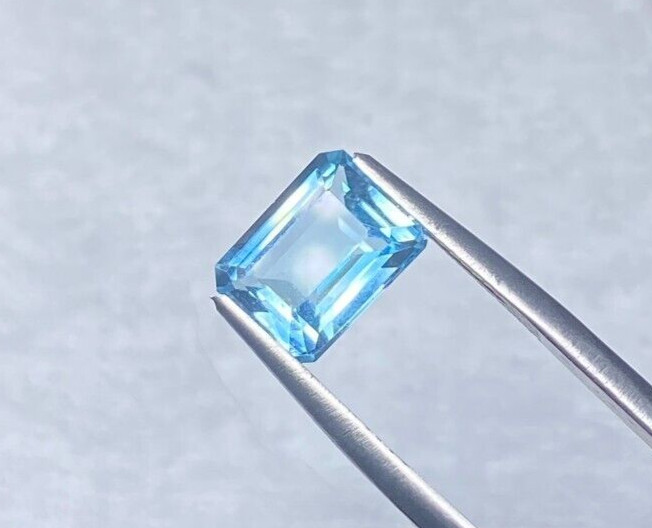 2.50 CTS APPROX. SKY BLUE EMERALD CUT TOPAZ 9 X 7 MM CALIBRATED