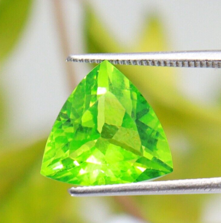 8 -9 Ct Green Peridot AAA Certified Natural Rare Loose Gemstones Trillion Cut gallery