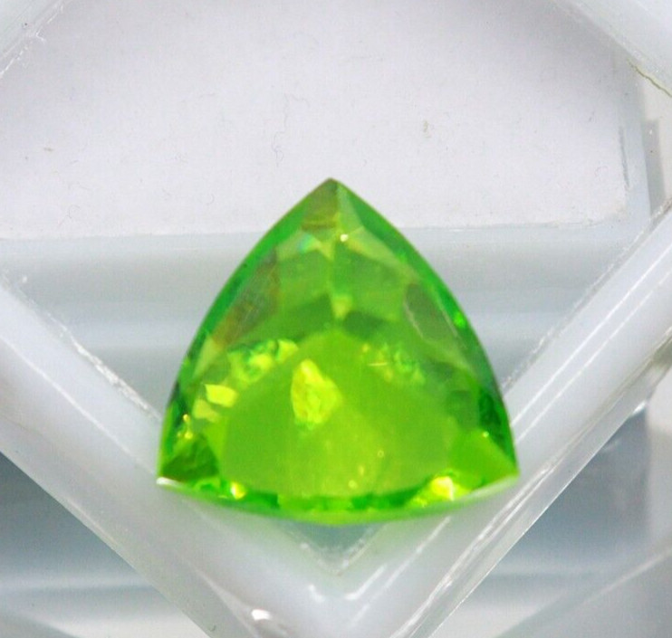 8 -9 Ct Green Peridot AAA Certified Natural Rare Loose Gemstones Trillion Cut gallery