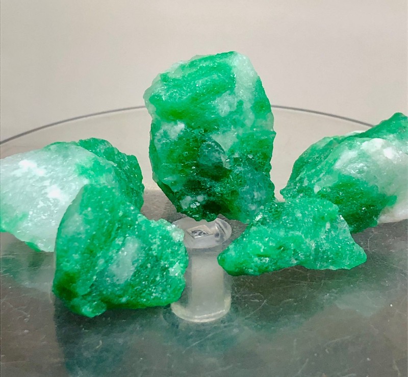 134,ct Natural top green shiny 15 to 25 mm crystal rough emerald gemstone lot gallery