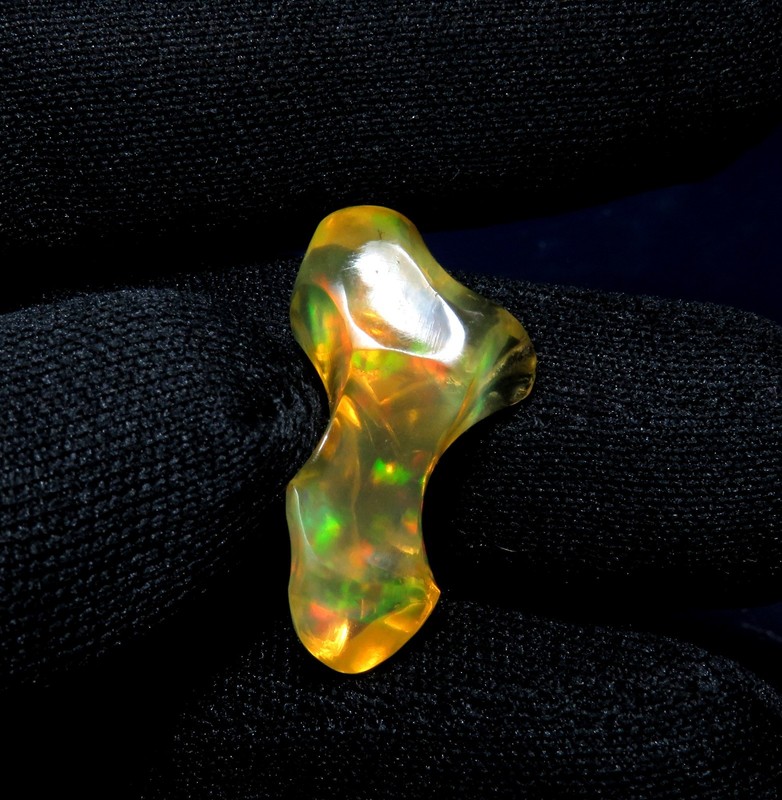 Beautiful Opal Fragment with Iridescent Glow , 10.75 Carat Polish Oil Opal Stone