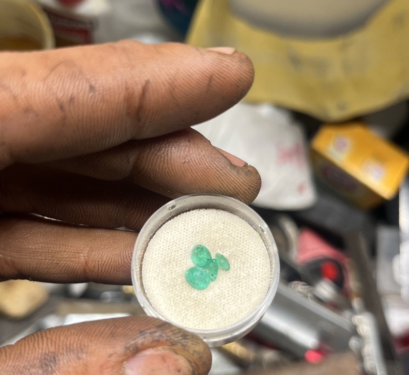 Green Colombian Emerald 1.10 Ct Unheated Natural Loose Gemstone gallery