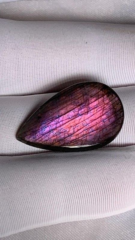 15carats Beautiful Purple Colour Labradorite Pear Shape 27×17×4mm gallery