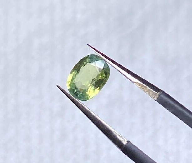 0.75 CTS, AUSTRALIAN SAPPHIRE, BI-COLOR, 6 X 4.7 X 2.8 MM, VVS QUALITY, OVAL CUT gallery