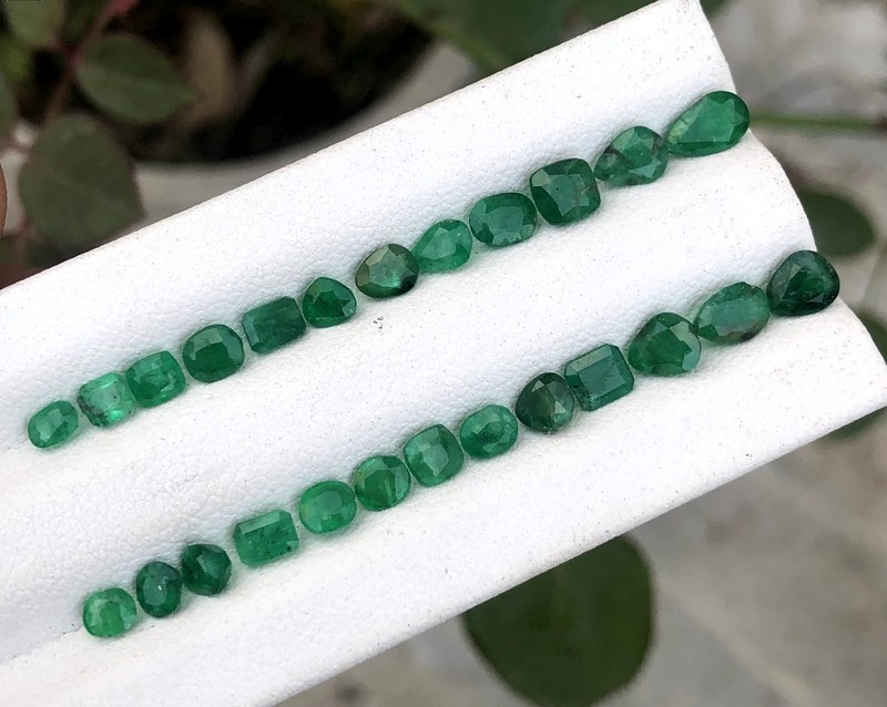 Natural 6.99 CT Emerald Green Color Faceted Gemstone Lot From (Swat) Pakistan gallery