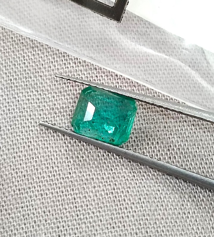 GSI Certified 1.15ct Medium Light Green Natural Emerald Minor Oil Gemstone. gallery