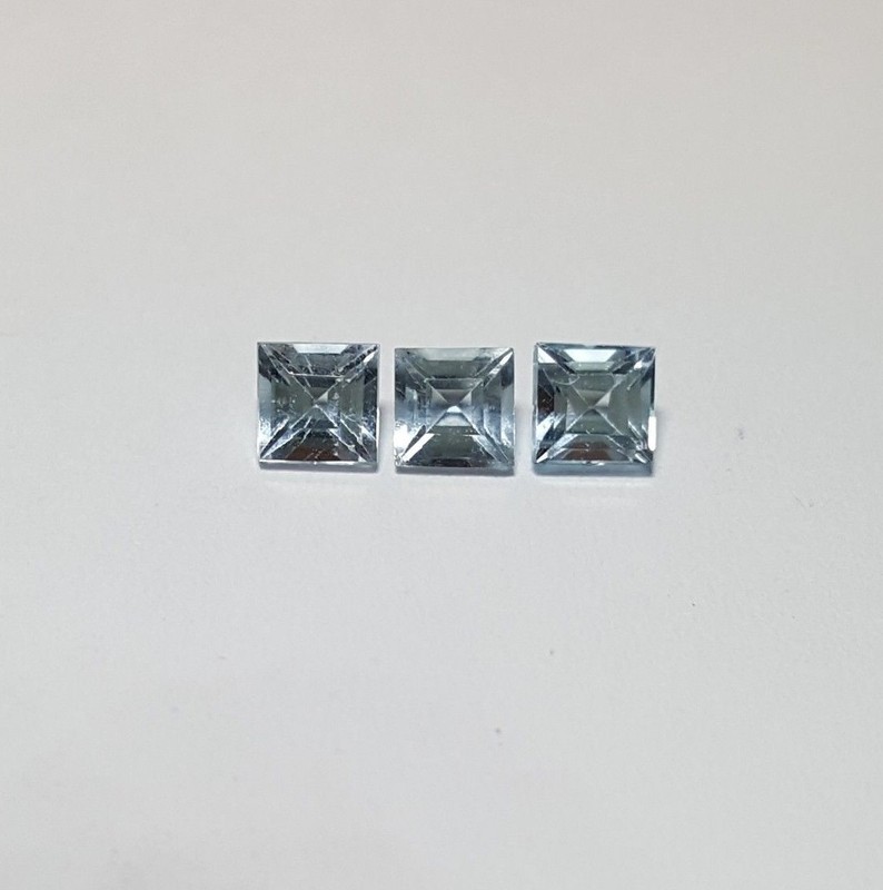 BLUE TOPAZ PRINCESS CUT! LOT OF THREE SQUARE CUT BLUE TOPAZ MEASURING 3X3MM!!