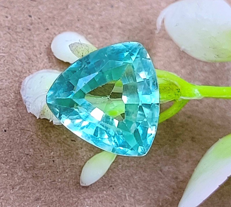 3.95 Ct Natural Certified Trillion Cut Pakistan Green Peridot Loose Gemstone KKN