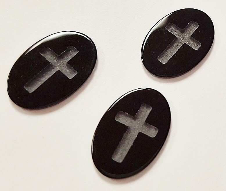 2 VINTAGE GENUINE BLACK ONYX 14x10mm. OVAL CROSS ETCHED PLAQUE CABOCHONS R711
