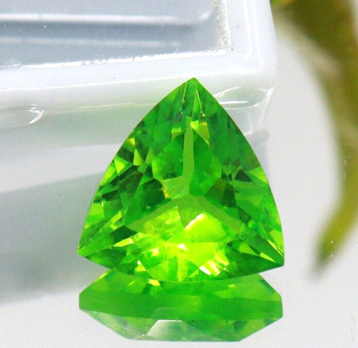8 -9 Ct Green Peridot AAA Certified Natural Rare Loose Gemstones Trillion Cut gallery
