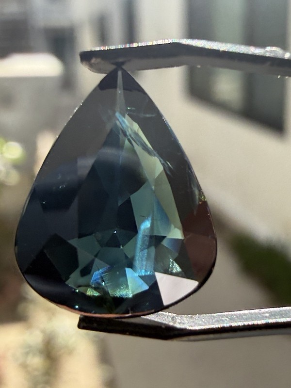 4.35ct UNHEATED NATURAL SAPPHIRE! Color Change Green to Blue (Lotus Certified)