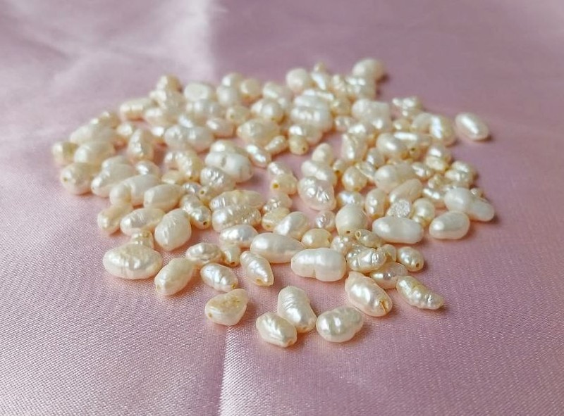 Natural river pearls – 138 pcs. Diameter 3-9 mm. Weight – 22g.