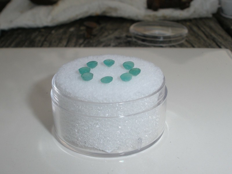 8 Colombian emerald round loose faceted natural gems 3mm each gallery