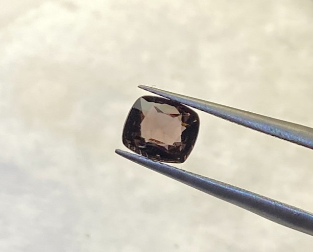 SPINEL, 1.00 CT, CUSHION CUT, 6.5 X 5.5 X 3 MM, ORANGE/PURPLE/PINK, VVS QUALITY gallery