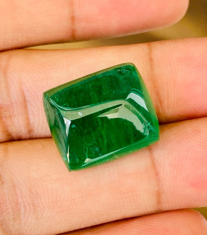 Exceptional 22.35CTS Rich Green Emerald Sugarloaf Cabochon. Art deco antique