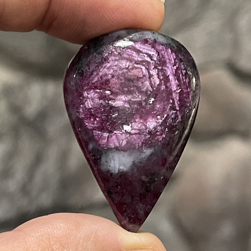 61ct 39.8×26.5×6.5mm Unique Ruby In Zoisite Rose Like Teardrop Cabochon Gemstone