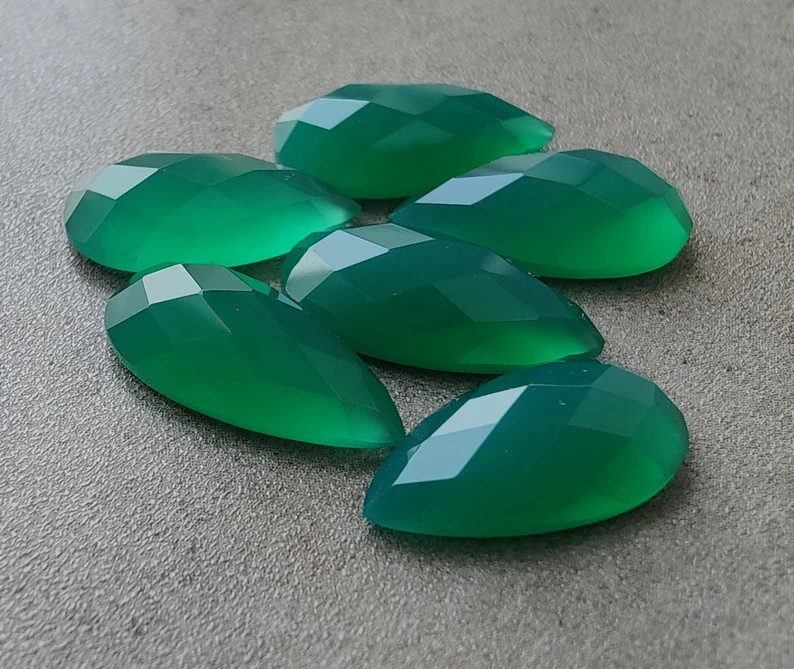 [WHOLESALE] NATURAL GREEN ONYX CHEAKER BOARD LONG PEAR SHAPE LOOSE GEMSTONE