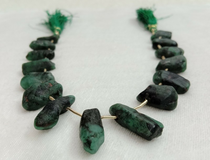 8"INCHES 100% natural Emerald raw rough nuggets 15 pcs layout,avg size,7.30 cts gallery