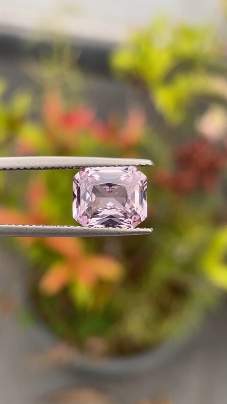 Stunning Loose 3.25 Carat Pink Sapphire with Gubelin Certificate gallery