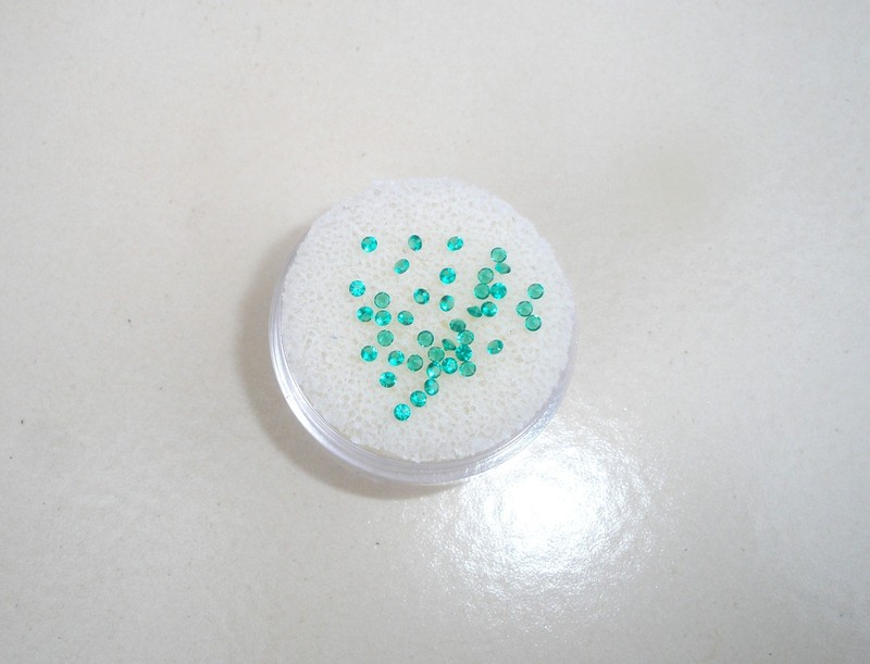 Over 1/2 Carat Parcel Top Quality Emerald Loose Faceted Natural Gems 1.5mm each
