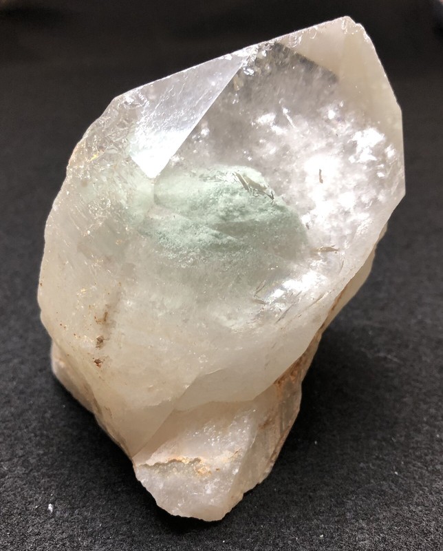 Crystal Clear Quartz 646g 120x80x70mm Terminated Points