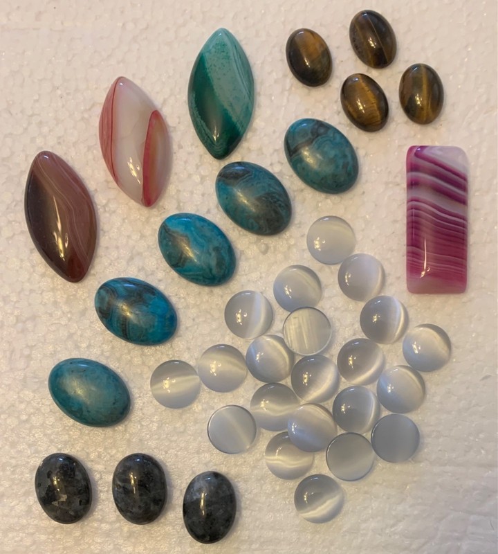 Lot of 37 Cabochons: Tiger Eye, Onyx/Agate, Blue Stone, Cats Eye, & Labradorite