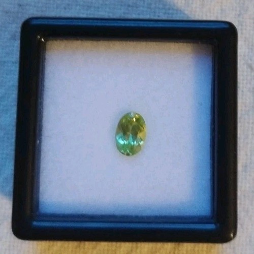0.4ct Natural Oval Shape Peridot Cut Gemstone in Black Display Box Faceted P18