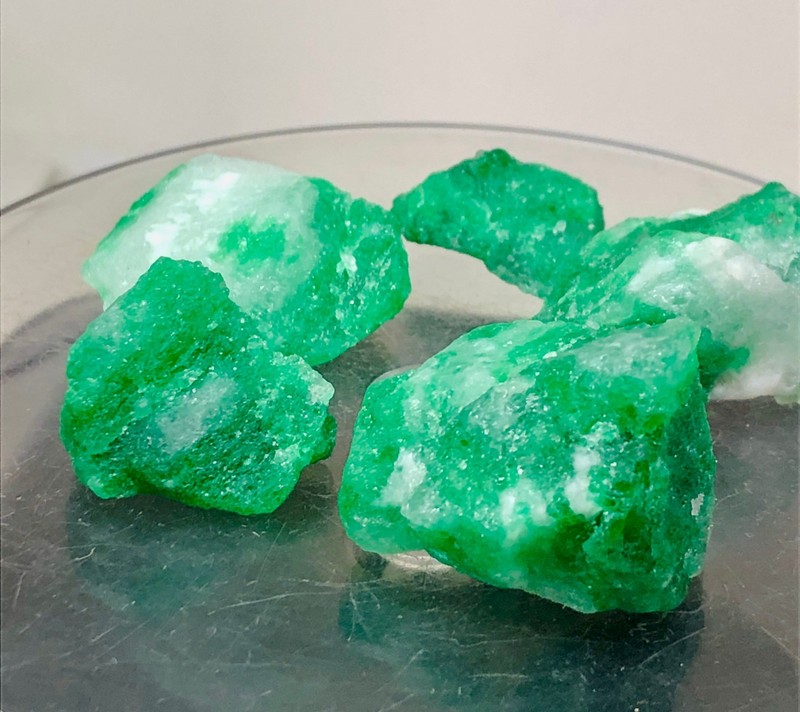 134,ct Natural top green shiny 15 to 25 mm crystal rough emerald gemstone lot