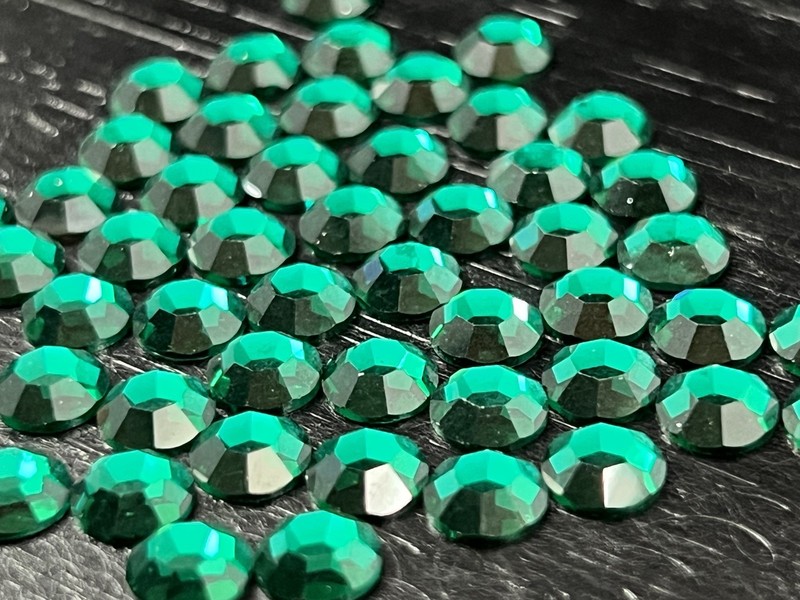 Swarovski Crystal Emerald COMET Argent Light V Article 2000 30SS SUPERIOR 48pc gallery