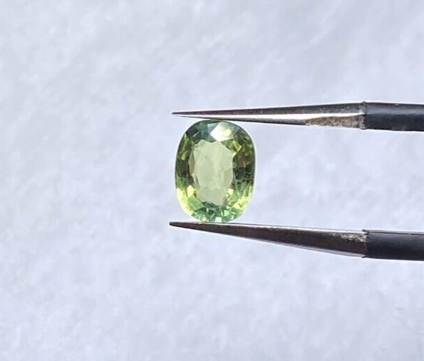 0.75 CTS, AUSTRALIAN SAPPHIRE, BI-COLOR, 6 X 4.7 X 2.8 MM, VVS QUALITY, OVAL CUT gallery